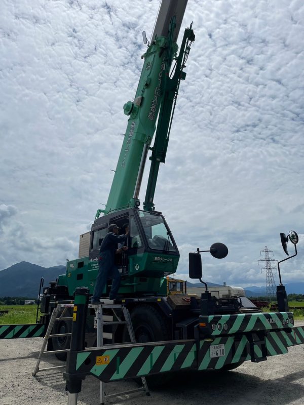 本日のメイン重機クレーン車！！
25Tクレーンを乗車頂きました。先輩社員吉田さんがクレーンの魅力を教えてくれています！